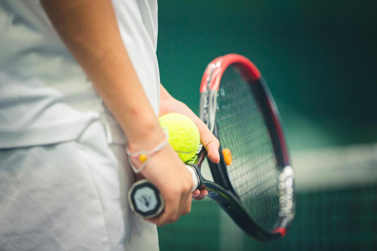The Oceanic Sportel Phuket - Sha Extra Plus 外观 照片 Tennis player holding a racket
