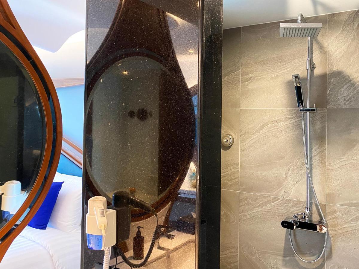 The Oceanic Sportel Phuket - Sha Extra Plus 外观 照片 A shower on a cruise ship